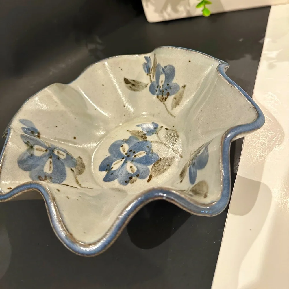 Signed Cindy Angliss Handmade Pottery, Ruffled Bowl, Blue Floral Studio Ceramics - Picture 1 of 8